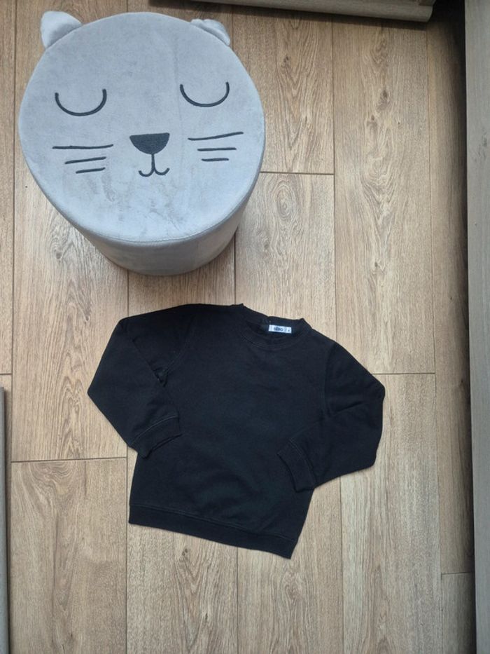 Pull type sweat noir uni gémo 4 ans en parfait état