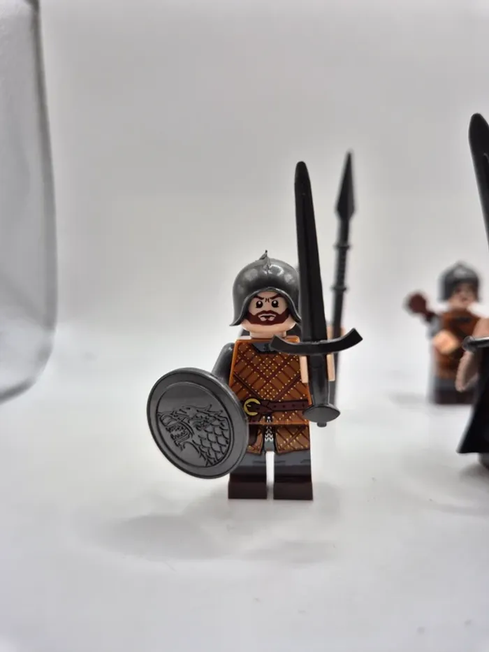 Figurines type lego 7 guerriers du loup dont le Roi game of thrones seigneur des anneaux - photo numéro 3