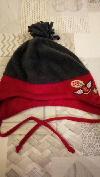 Bonnet gris et rouge