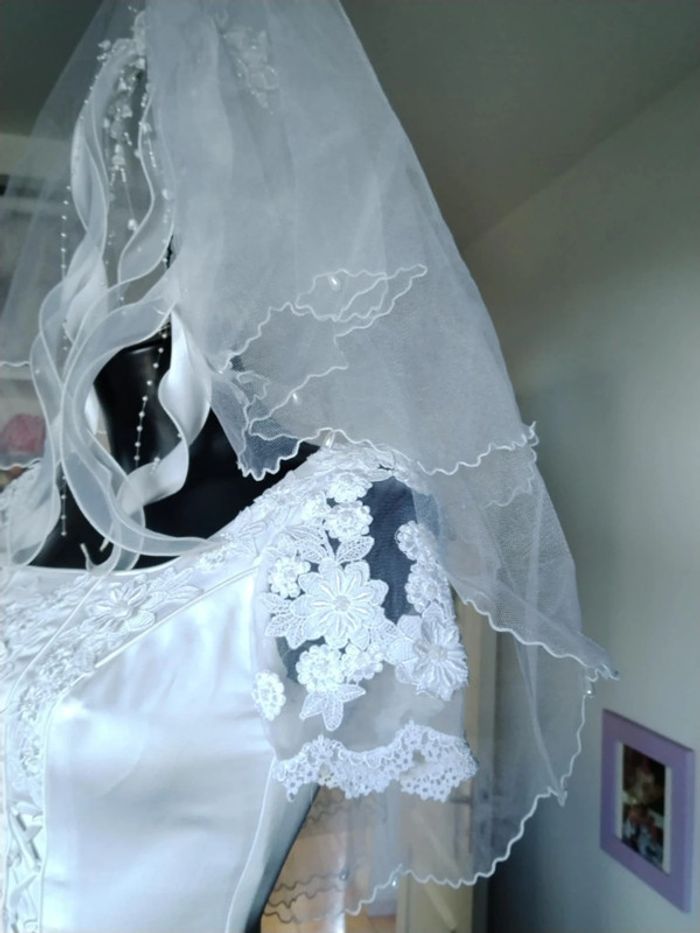 Robe de mariée chic et sophistiquée complicité la fête TBE avec accessoires - photo numéro 11