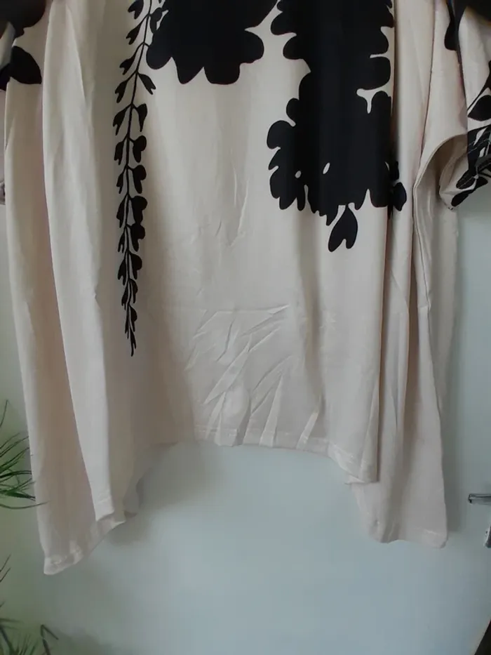 Tunique crème imprimée fleurs couleur noires, taille 5XL, - photo numéro 4
