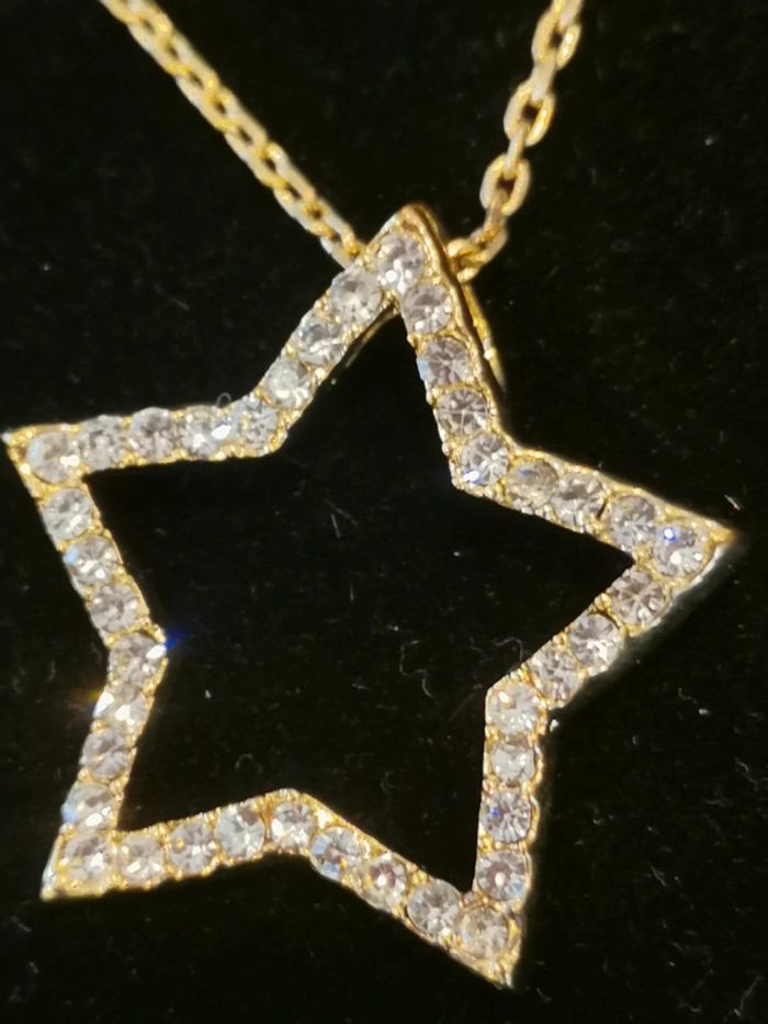 Collier doré. Étoile. Strass. Avon