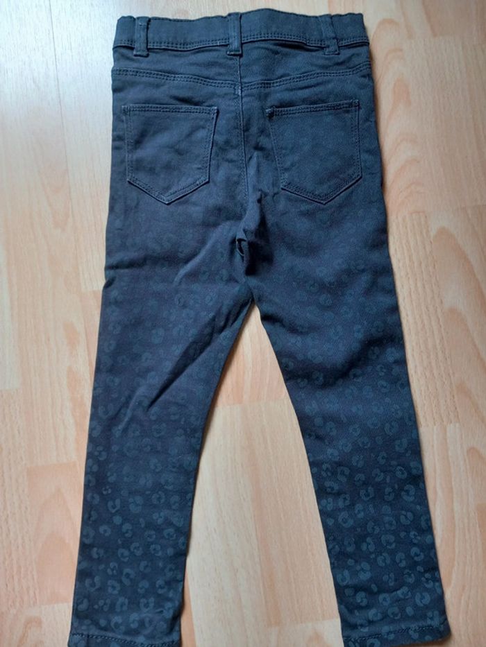 Pantalon gris très foncé avec motifs 4 ans kiabi comme neuf - photo numéro 7