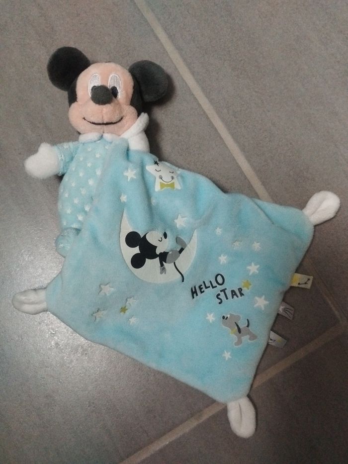 🩵 Doudou Mickey avec mouchoir Phosphorescent - Disney Baby 🩵