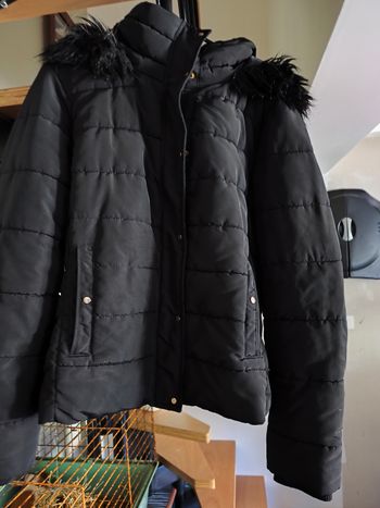 Blouson noir avec capuche en fourrure