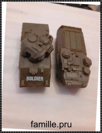 Lot de 2 voitures militaires