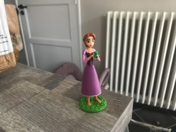 Figurine rare raiponce et caméléon pascal disney