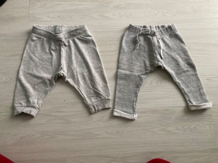 2 pantalons gris (6 mois)