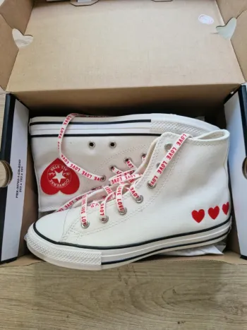 Converses neuves love
