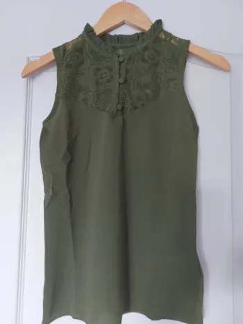 Magnifique haut kaki en dentelle