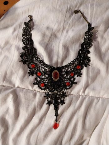 Collier punk ou gothique noir et rouge