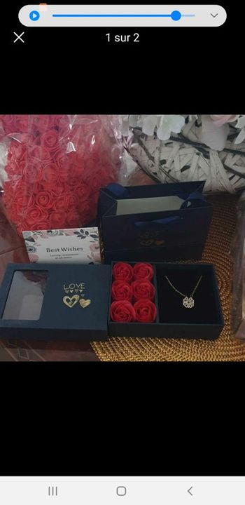 Coffret rose et collier trèfle neuf