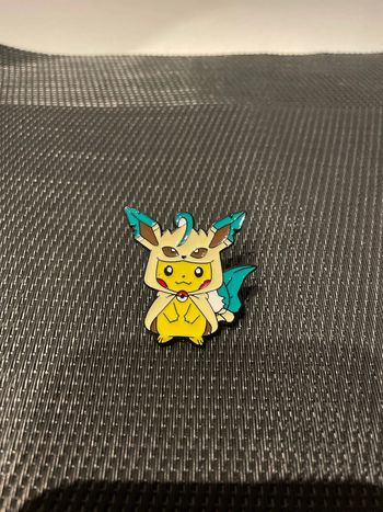 Pin’s Pikachu poncho Phyllali Leafeon Pokémon broche en  très bon état