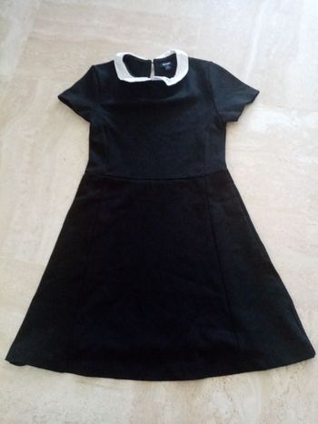 Robe avec col à perles brillantes