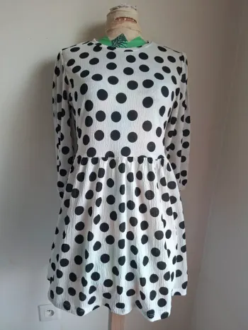 Robe à pois noir et blanche- effet rétro chic, Stradivarius, légère, neuve, taille M