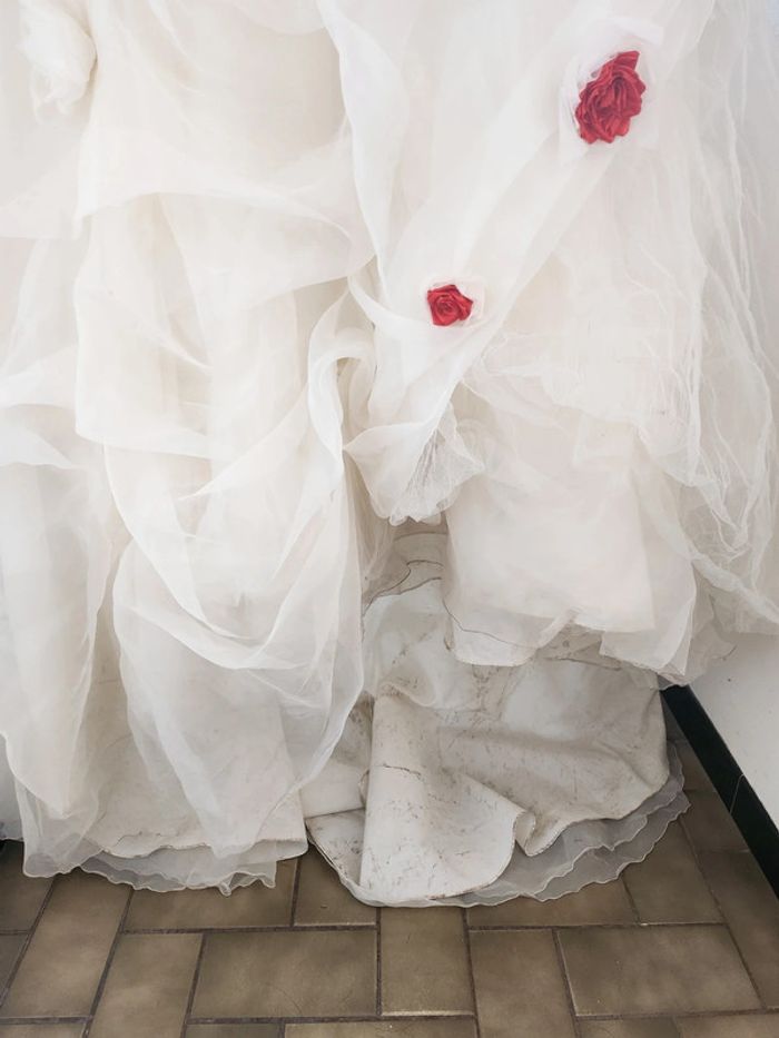 Robe de mariée cosmobella en bon etat taille 48 a 54 blanche avec roses rouges - photo numéro 7