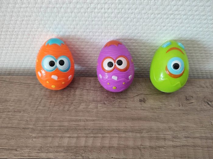 Oeufs en plastique ( peut servir pour Pâques )