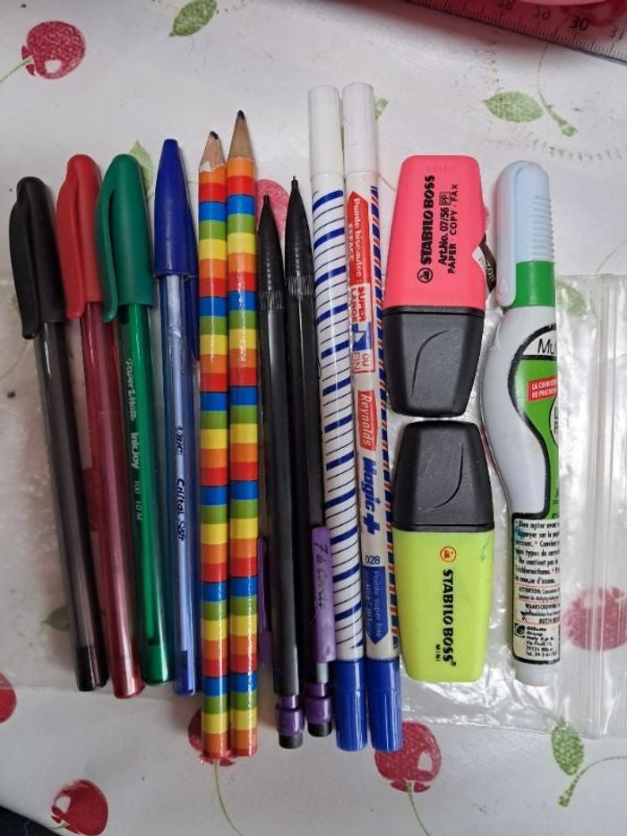 Lot crayons, stylos, surligneurs, correcteurs....