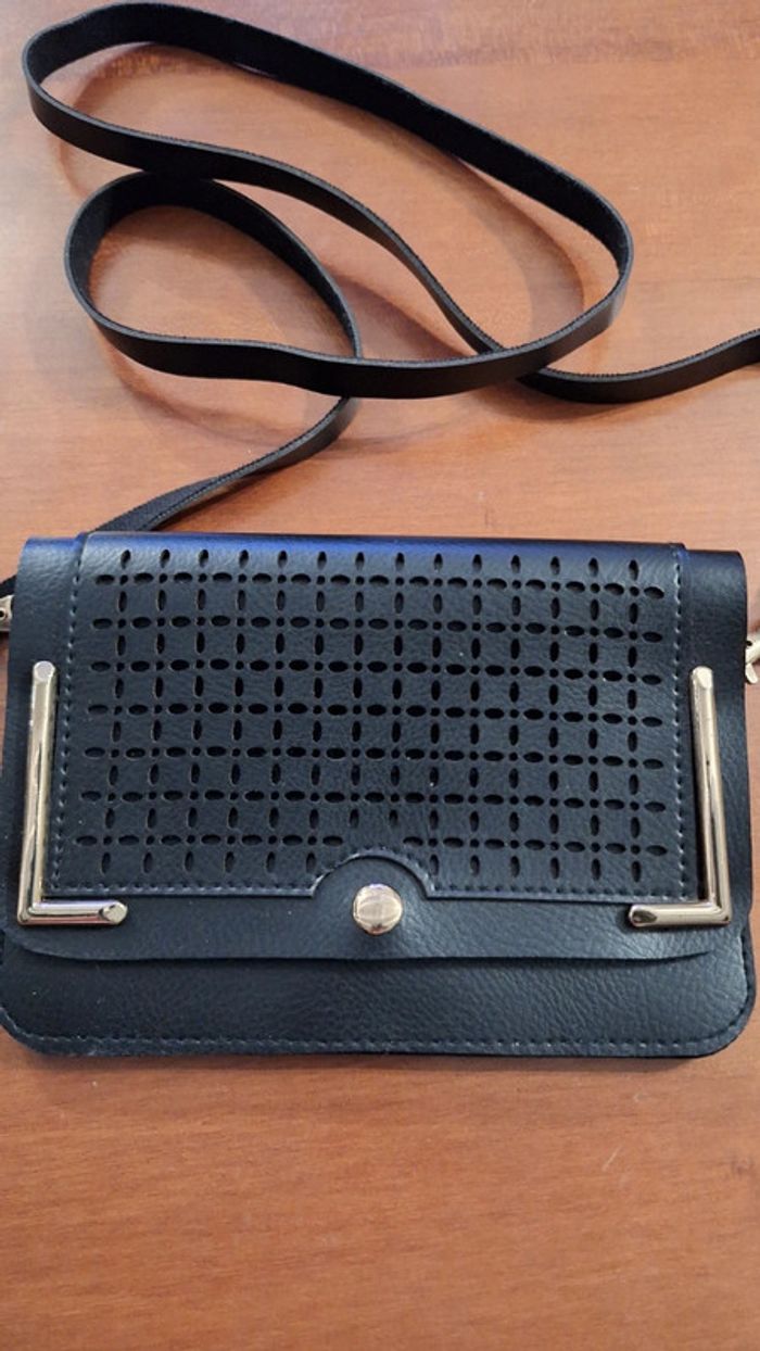 Pochette noire et doree