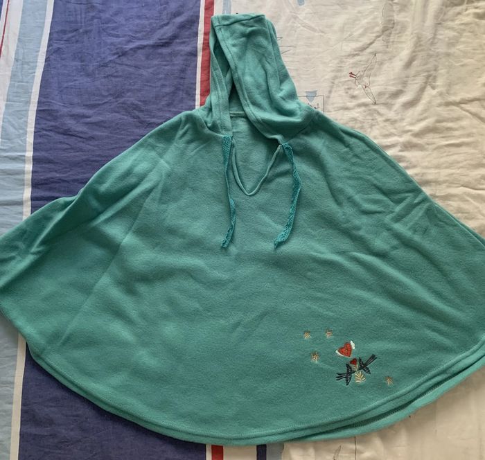 cape polaire avec capuche et broderie