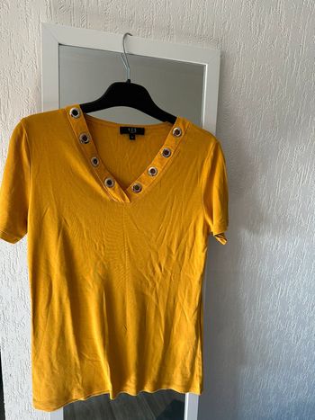 T-shirt en 50% coton 50 % modal moutarde col V femme marque 123