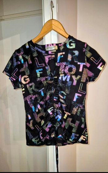 Tee-shirt noir avec écriture multicolore