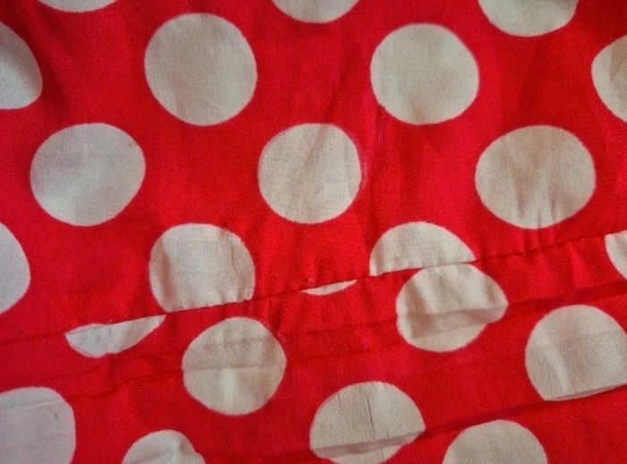 Robe rouge pois plissé et culotte cache couche - photo numéro 9