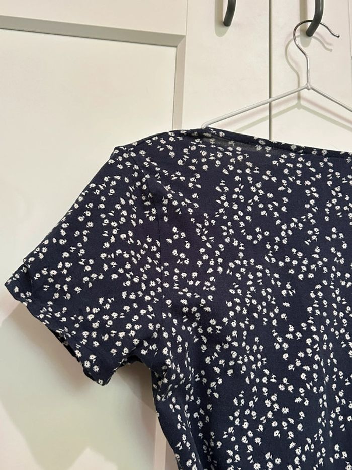672 – robe cache-cœur à manches courtes bleu marine et fleurie blanche Pull&Bear - photo numéro 7