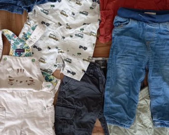 Un carton de vêtements pour garçon taille 18 mois - photo numéro 3