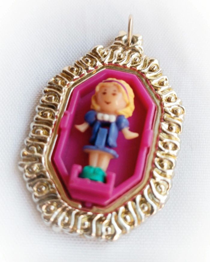 Médaillon pretty locket doré golden pendentif collier Polly pocket bluebird figurine mini small