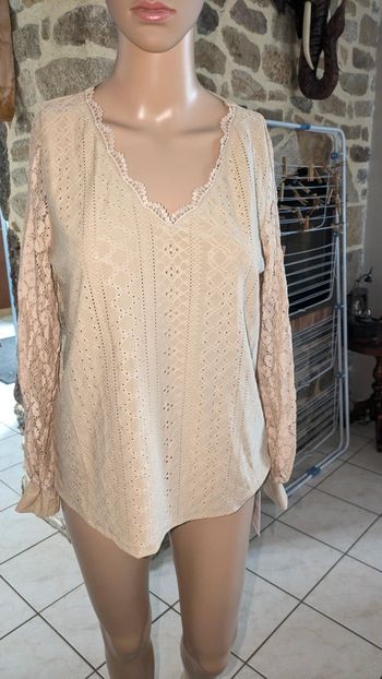 Haut à col en V en dentelle d'oeillets festonné taille XS/36 beige jamais porté