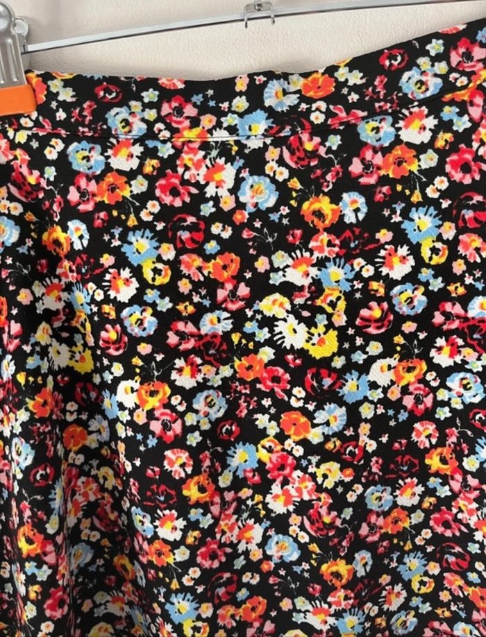 Jupe d’été courte et légère a fleurs multicolores - photo numéro 4