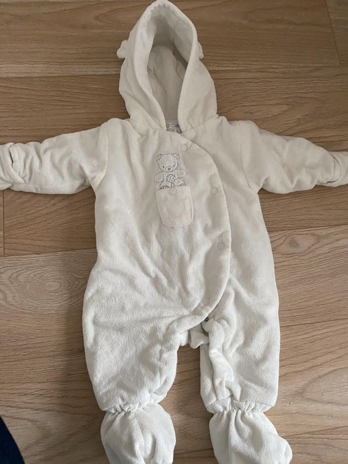 Combinaison hiver 1 mois blanc avec gants intégrés