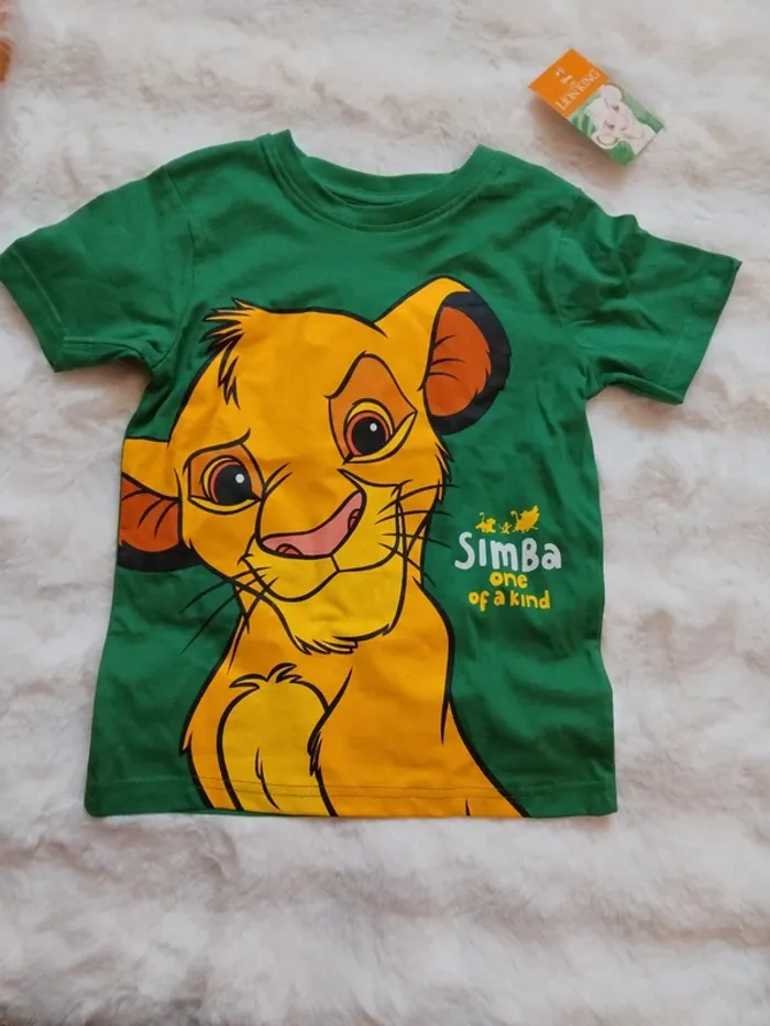 Tee-shirt Le roi lion vert, Disney, taille 5 ans,neuf avec étiquettes