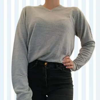 Joli pull col V gris coupe large femme taille M. Tout doux