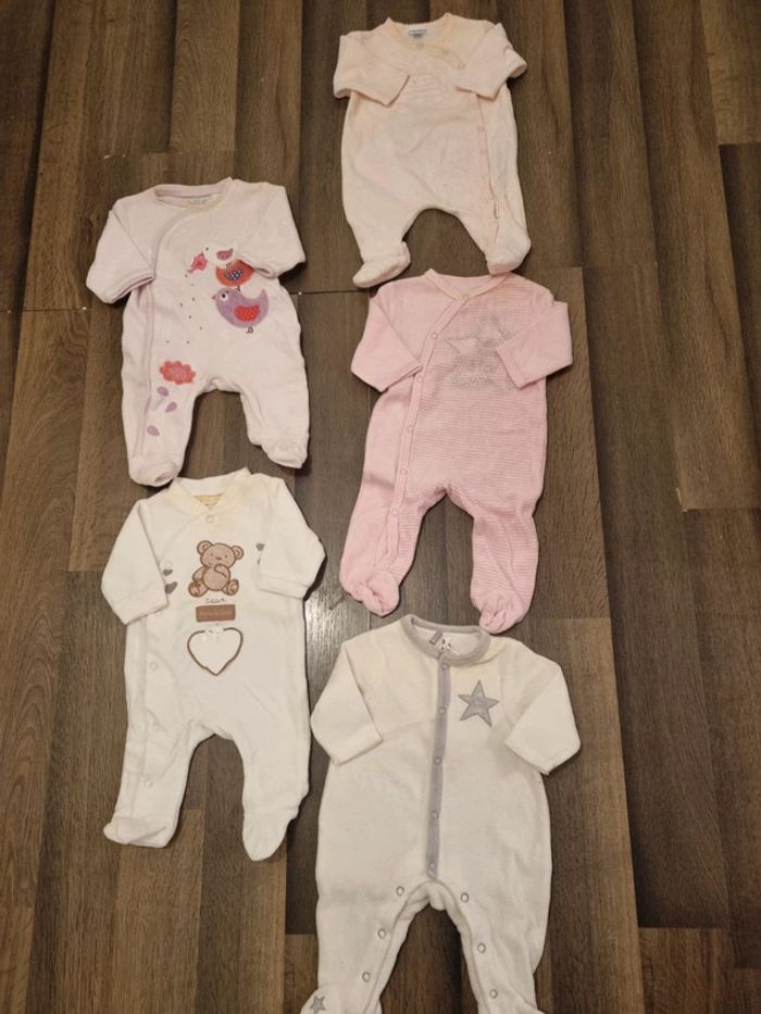 Lot de 12 babygros/grenouillères + 2 bodys + 1 body combi. Fille. Taille 1 mois. Neuf et TBE et BE - photo numéro 4
