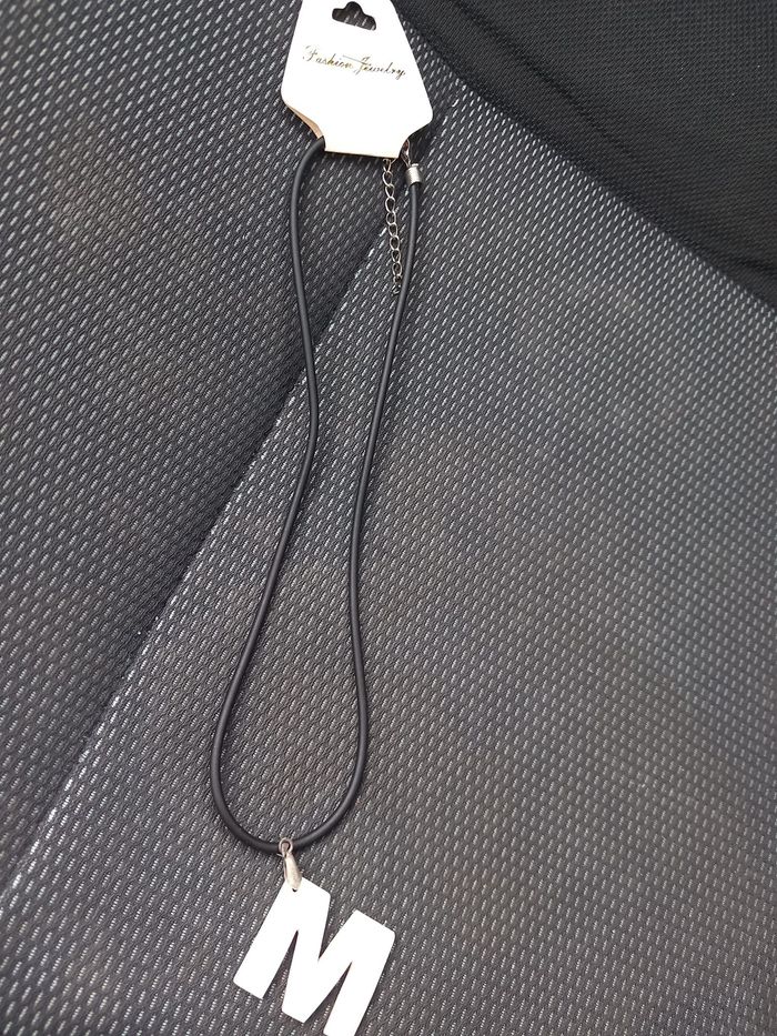Collier avec lettre M nacré