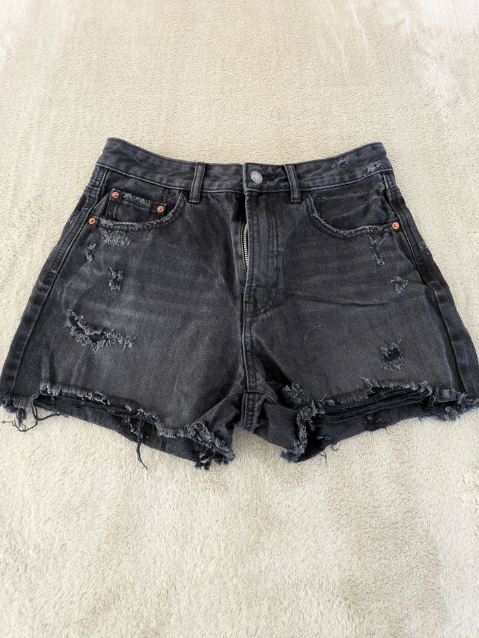 Short en Denim Noir Stradivarius - Style Distressed