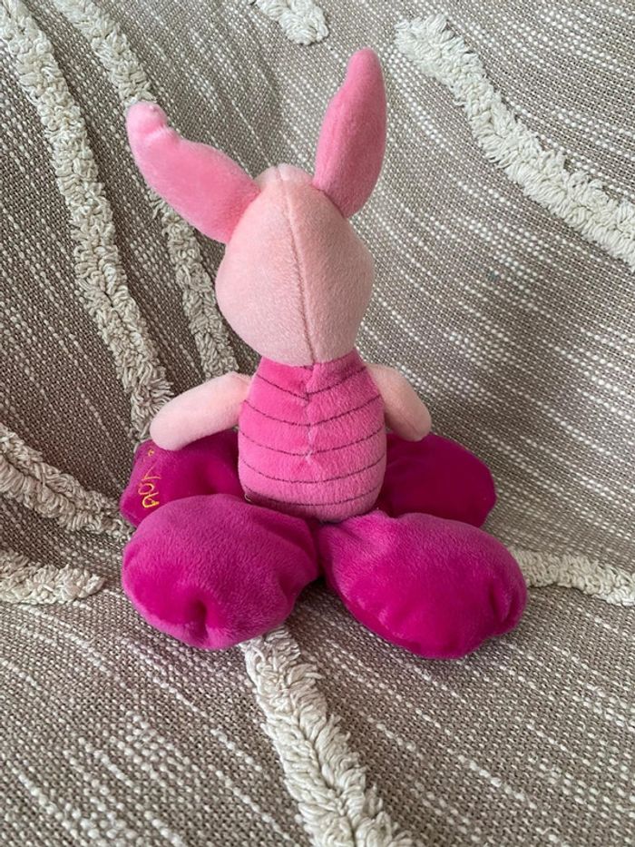 Peluche doudou 25cm Disney Winnie porcinet cochon rose assise sur une fleur très bon état - photo numéro 3
