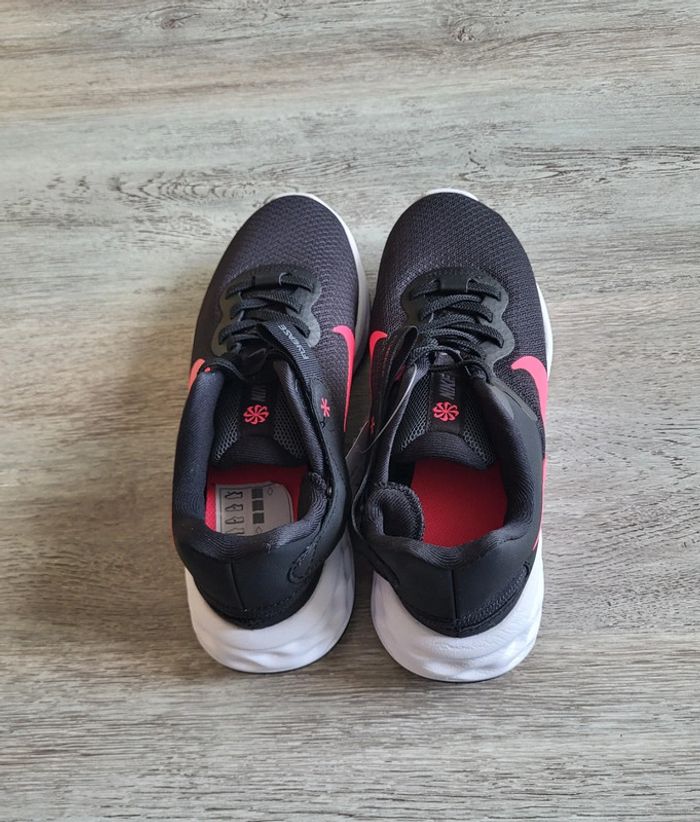 Basket nike légère pointure 37.5 - photo numéro 3
