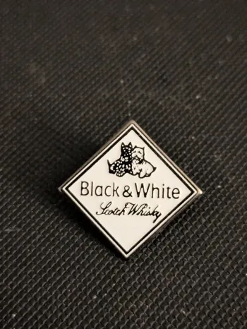 Pin's logo Black and White Scotch Whisky