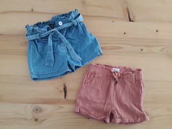 2  shorts taille 12 mois