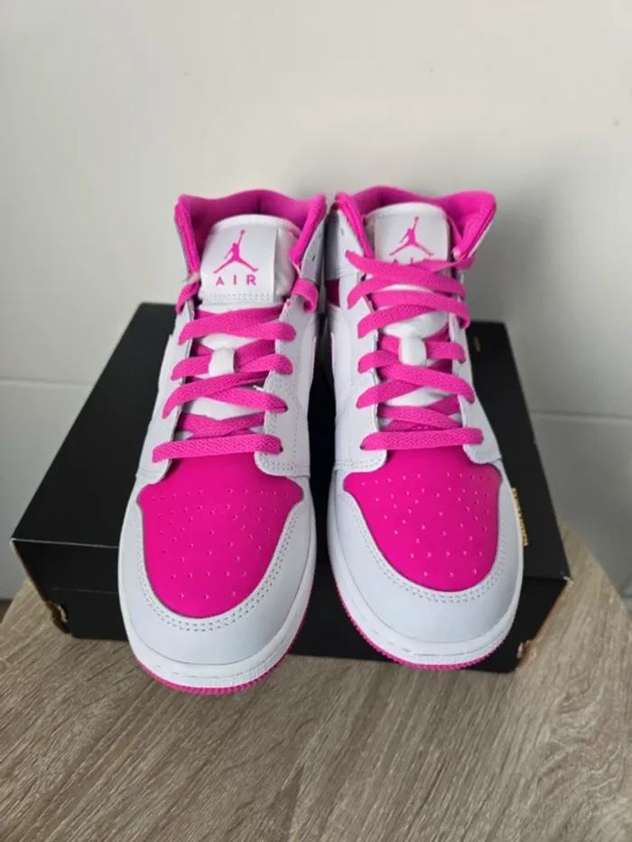 Nike Air Jordan 1 mid taille 37,5 neuves blanc rose fuchsia - photo numéro 4