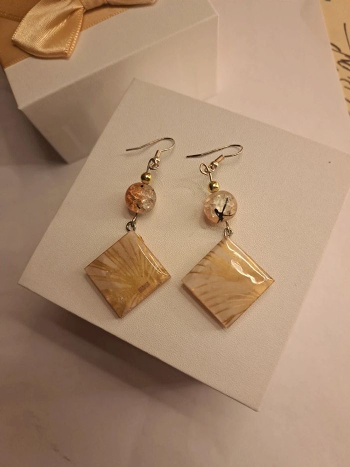 Boucles d'oreilles pendante en résine orange beige et doré - photo numéro 3