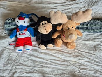 3 peluches Kinder, excellent état