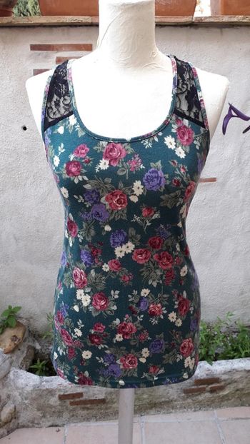 Débardeur fleurs sur fond vert dos nageur en dentelle noire