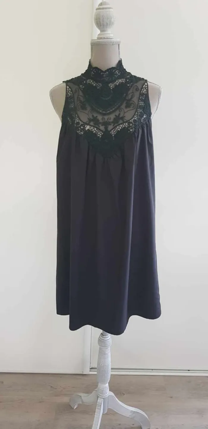 Robe fluide décolleté dentelle dos nu
