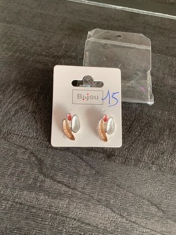 Boucles d’oreilles.