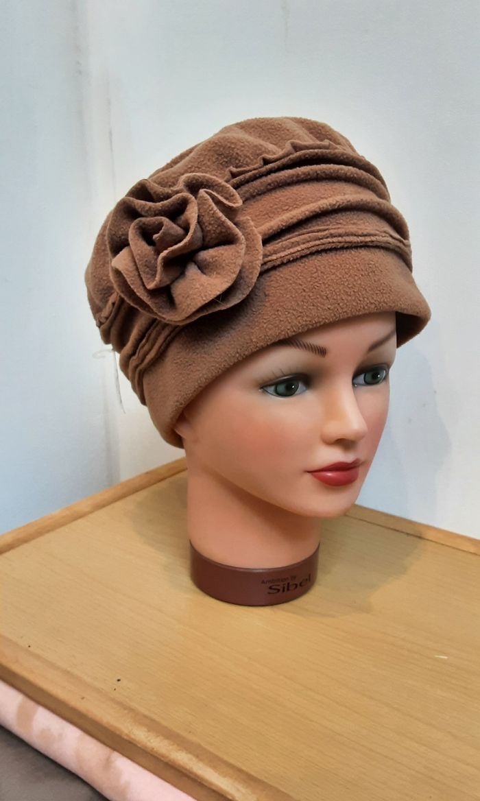 Bonnet  / chapeau  avec une fleur sur le côté agréable à porter pour femme Taille unique - photo numéro 2