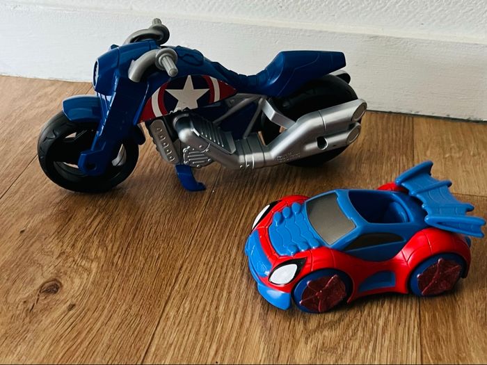 Lot voiture Spiderman + moto captain america Avengers